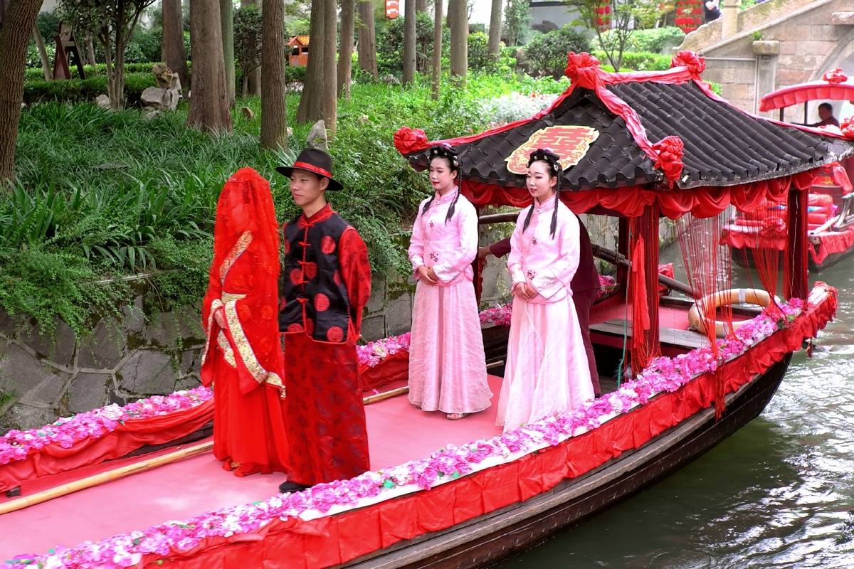 新郎的眼神好像在说羡慕我吧61摄于南浔古镇