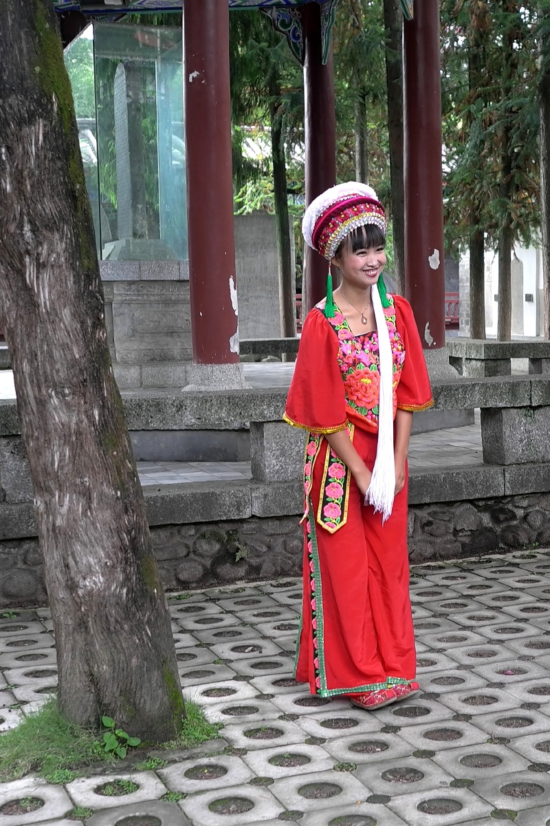 大理古城02美女是哪个民族的?