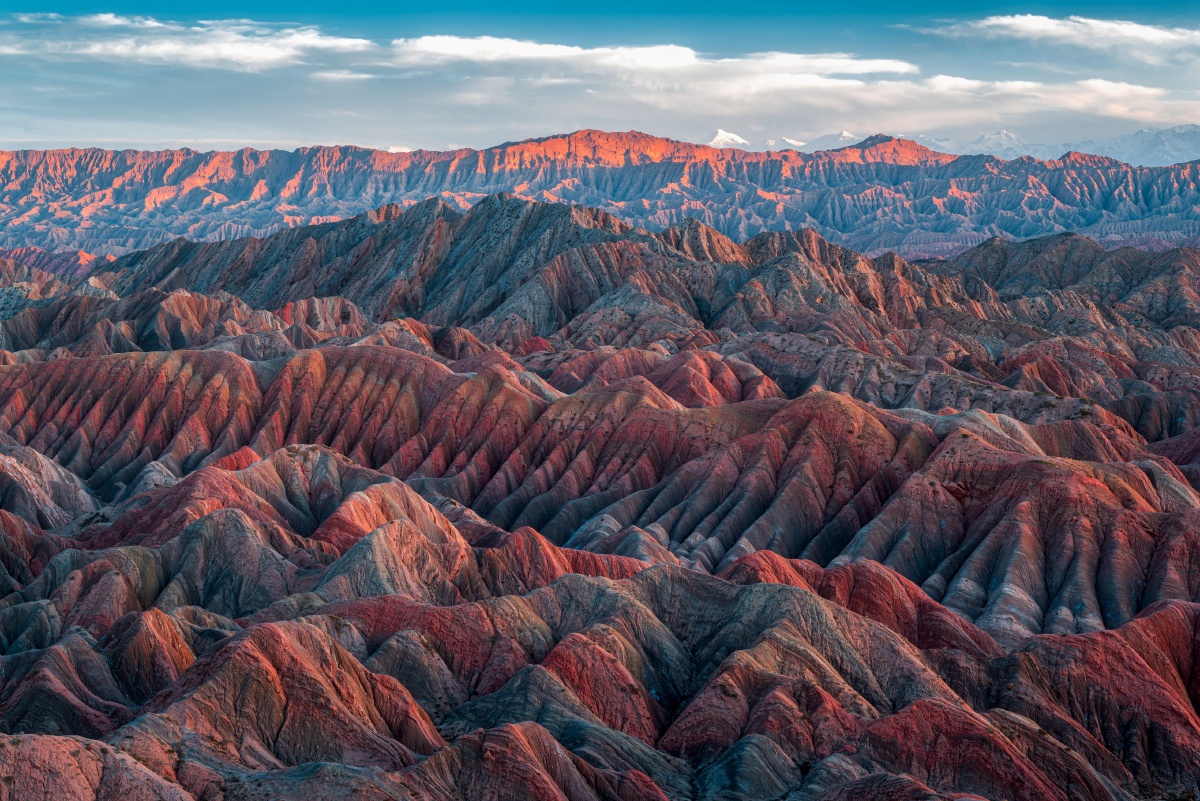 中国最西部,帕米尔高原上连绵不绝的丹霞地貌.