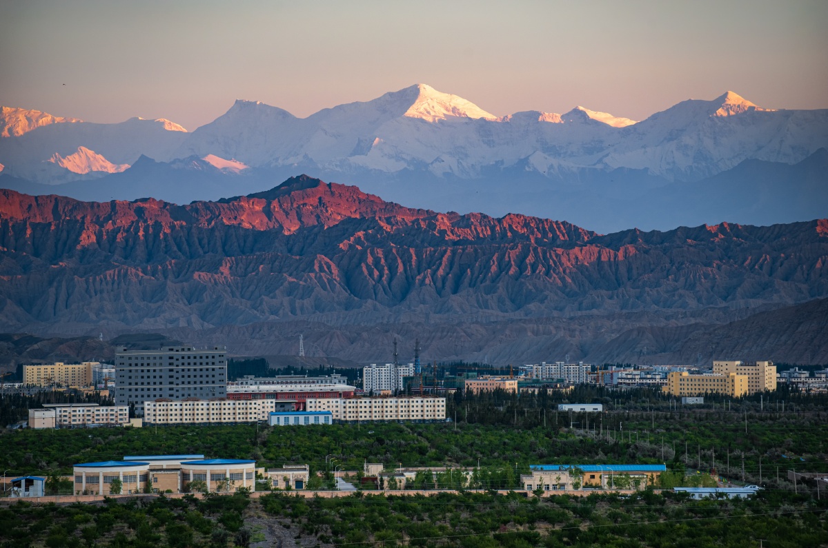 在中国西极看雪山