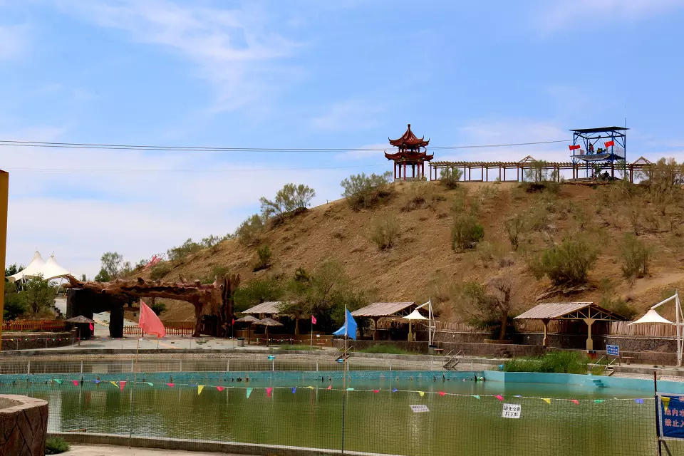 驼铃梦坡沙漠公园驼铃梦坡沙漠公园位于新疆石河子垦区150团境内,处于