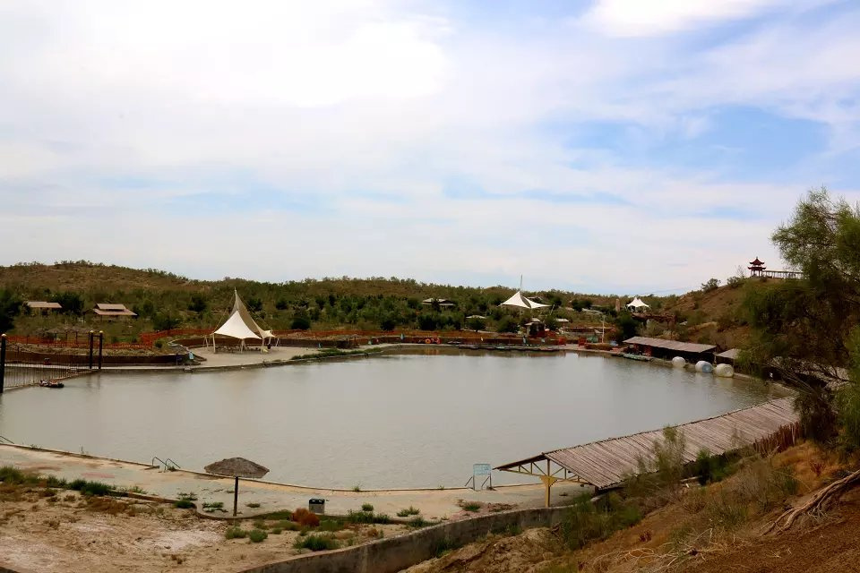 驼铃梦坡沙漠公园驼铃梦坡沙漠公园位于新疆石河子垦区150团境内,处于