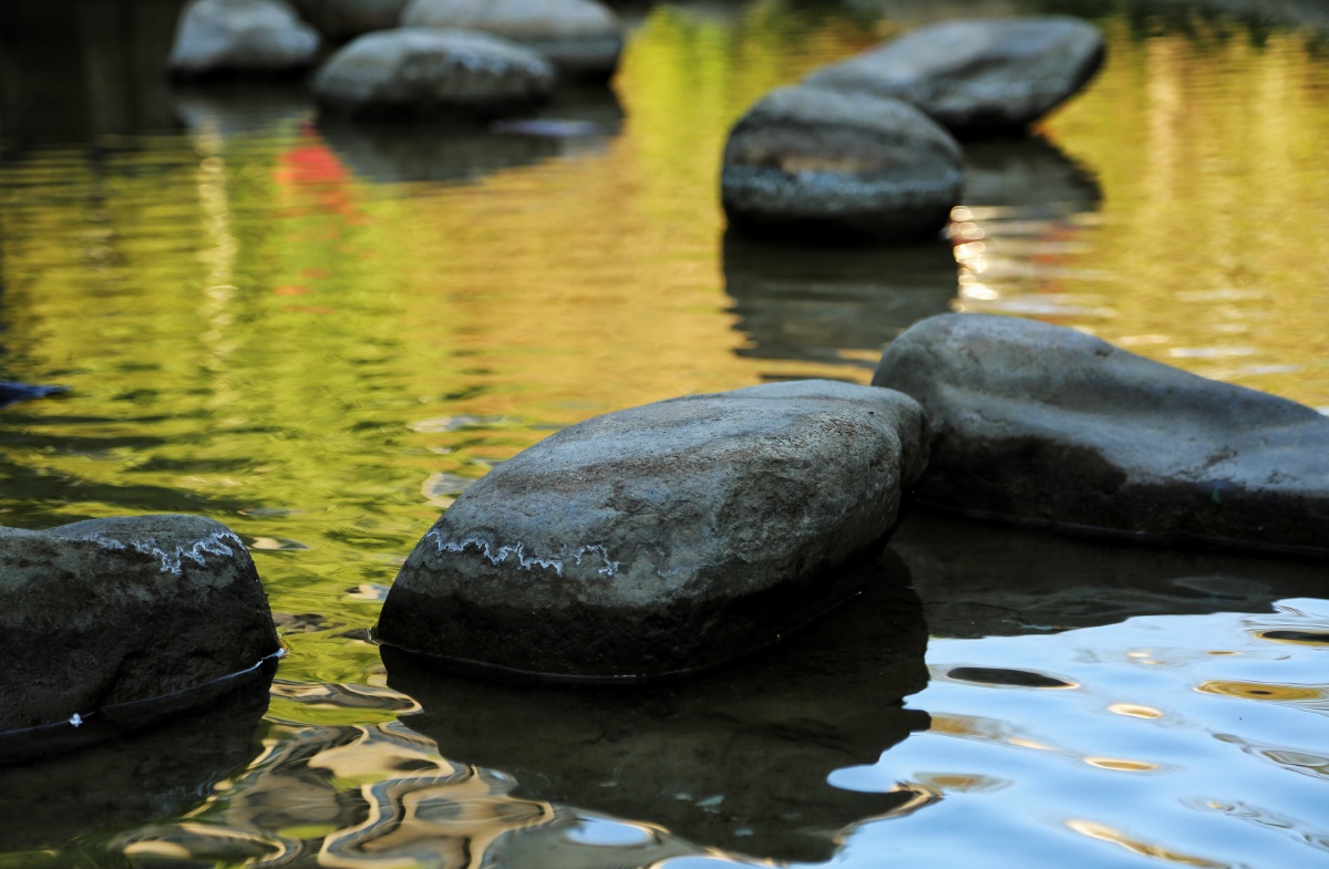 喷泉水池里的石头