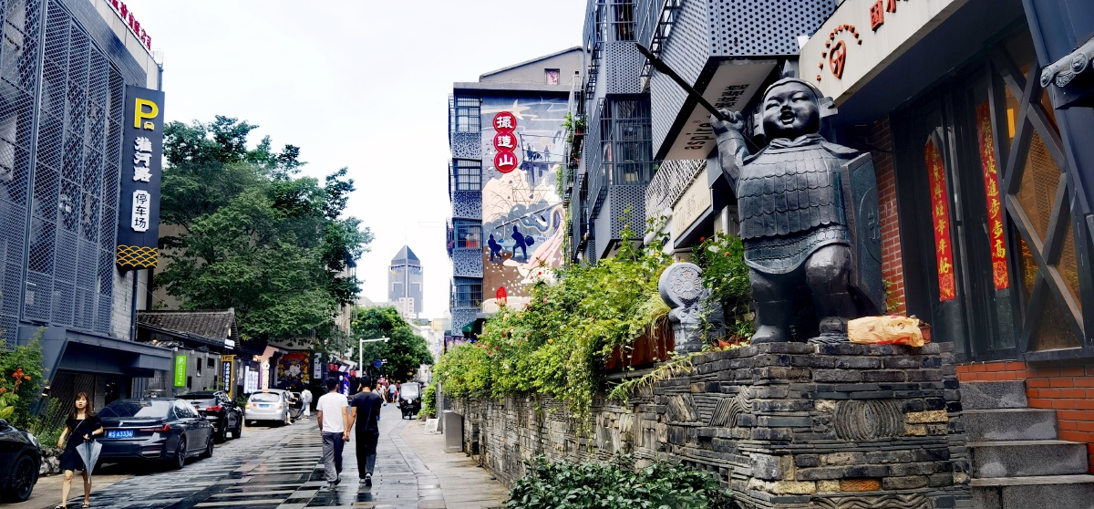 历经千年的撮造山巷是庐阳老城重要的历史街巷,位于淮河路步行街北侧