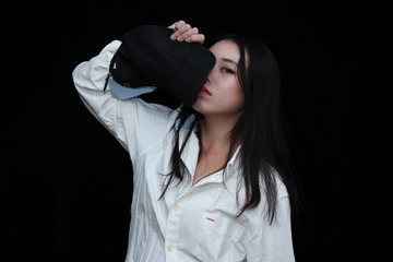 1611677