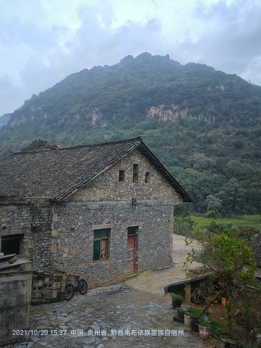 旅拍天坑里的乡愁雨补鲁村罕见人居天坑