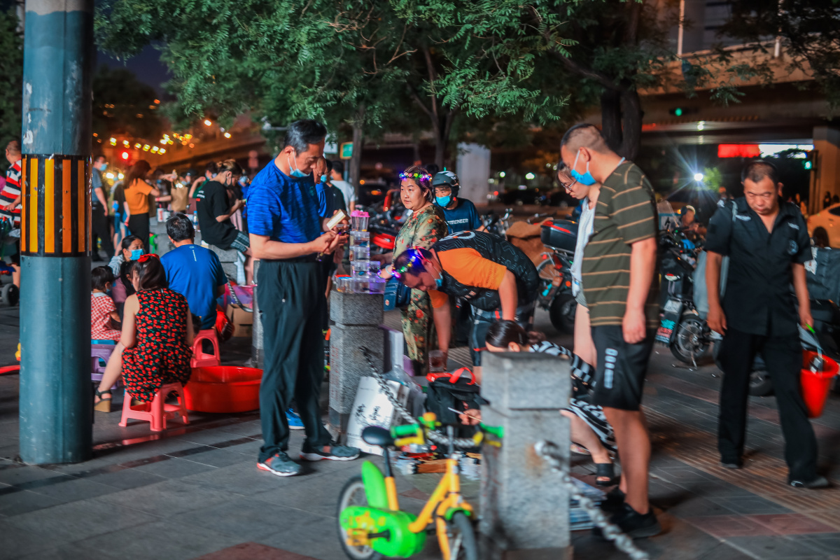北京的经济复苏能恢复的基本都在动了地摊经济为风而动只是城管也动了