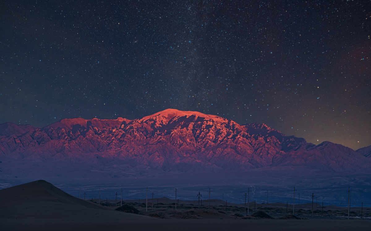 贺兰山山脉的星空