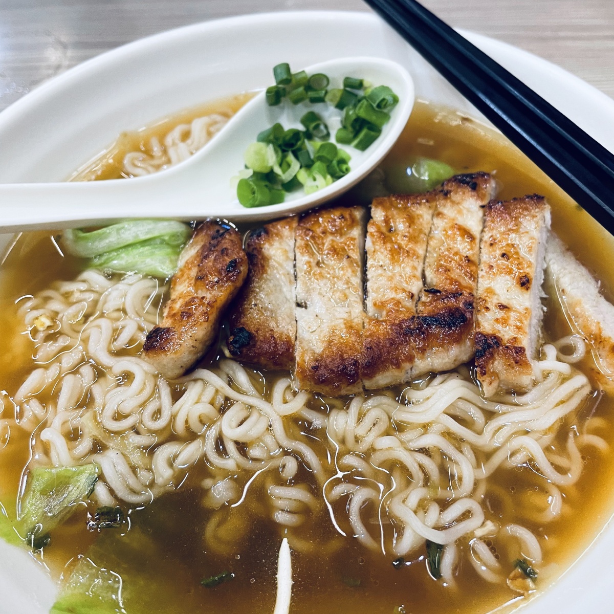 东莞一家茶餐厅猪扒出前一丁爆锤柠檬冰茶