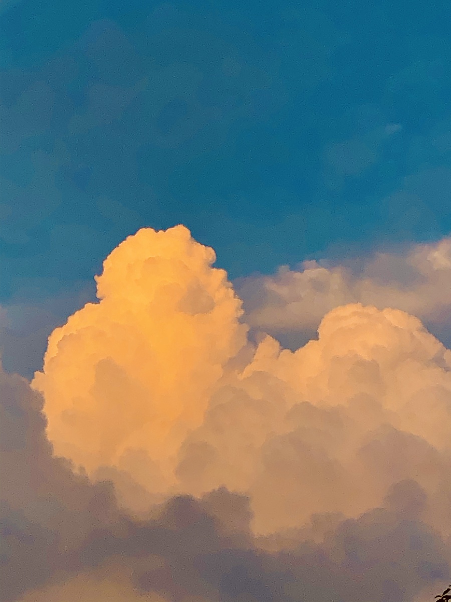 暴雨后的城市晚霞云朵