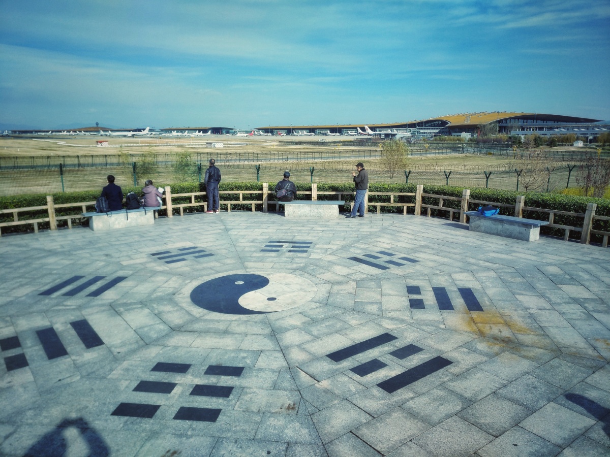 八卦台上看灰机.