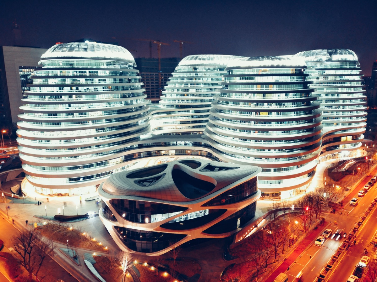 科技感十足的银河soho大楼和充满年代感的胡同形成鲜明的古今对比