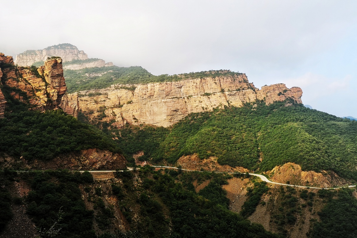 十年1541年因山高入云陡峭险峻惟荷轿鹤度岭明长城内丘鹤度岭明长城