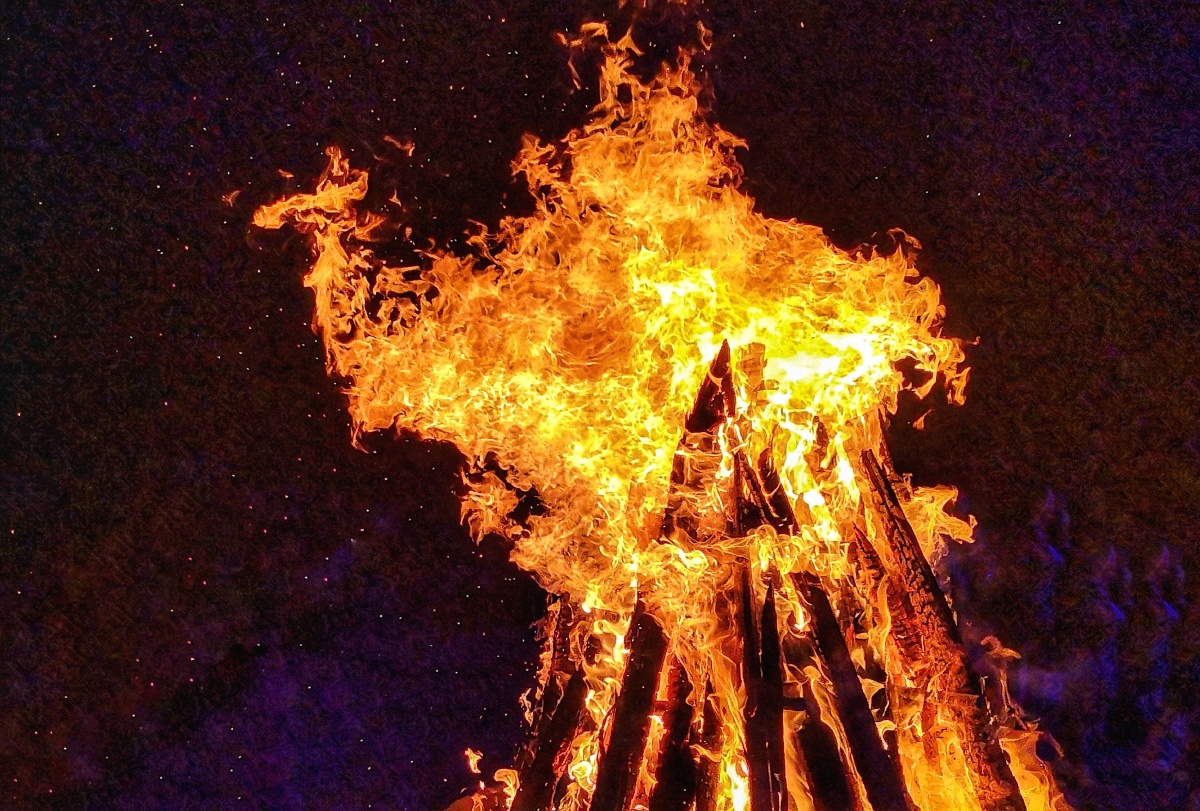 行走在燃烧沙漠中的骆驼摄于内蒙呼伦贝尔大草原篝火晚会