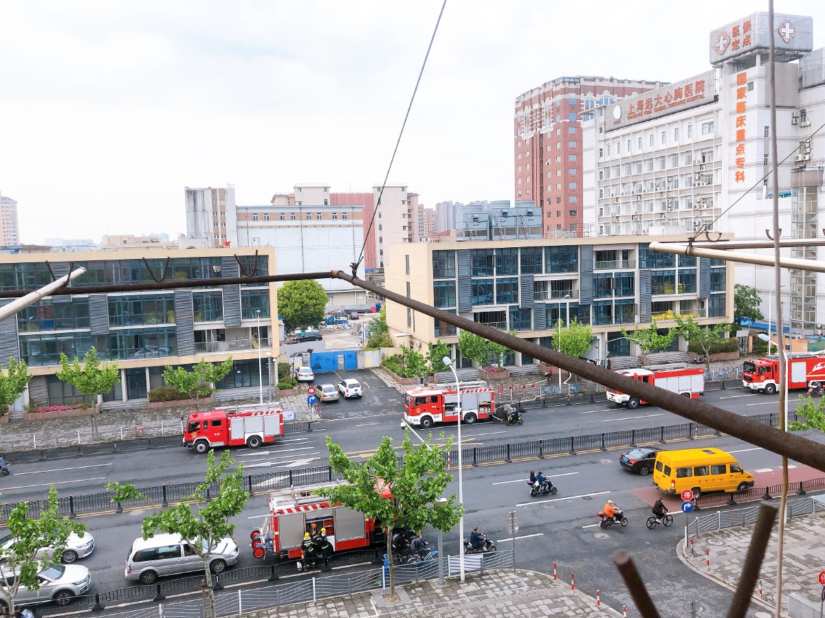 上海12号线龙漕路地铁站线路故障.