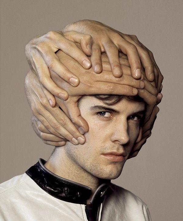 人和社会是分不开的人性的扭曲和社会的扭曲往往是相互作用的结果我