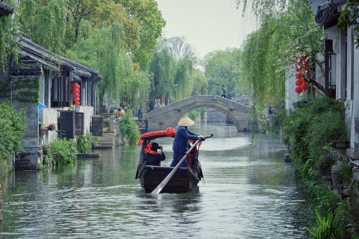 古镇小船荡悠悠