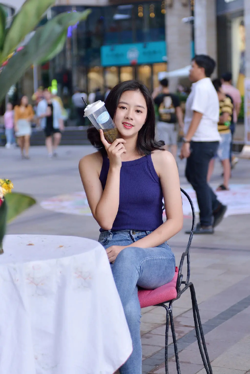 牛仔女孩彰显清纯靓丽