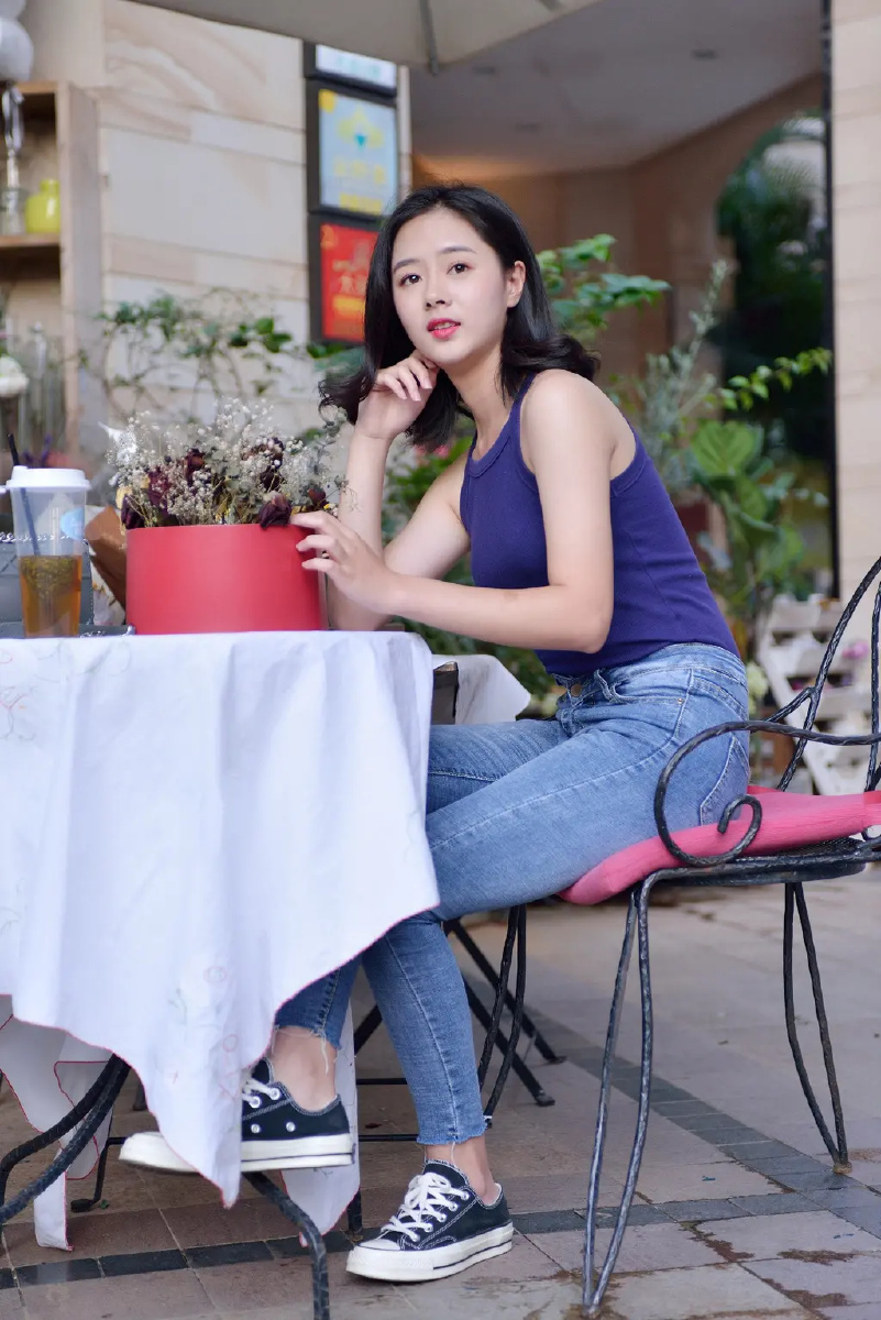 牛仔女孩彰显清纯靓丽