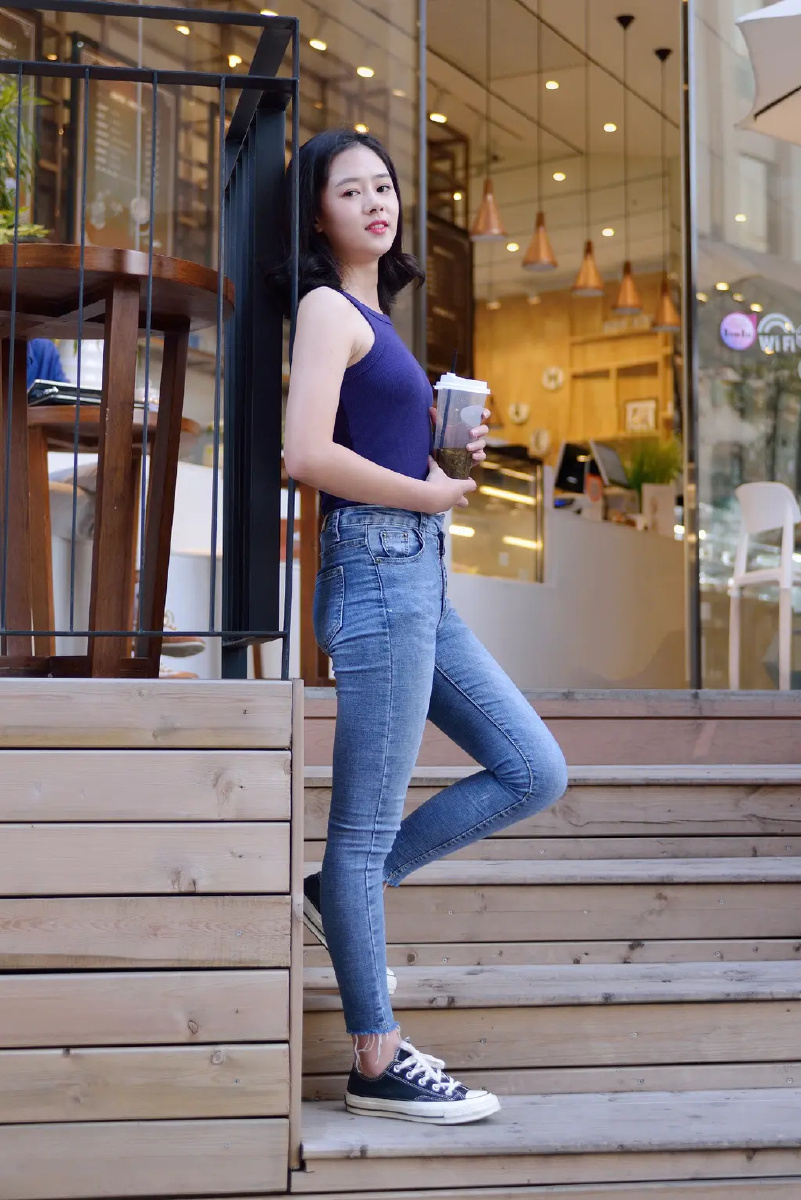 牛仔女孩彰显清纯靓丽