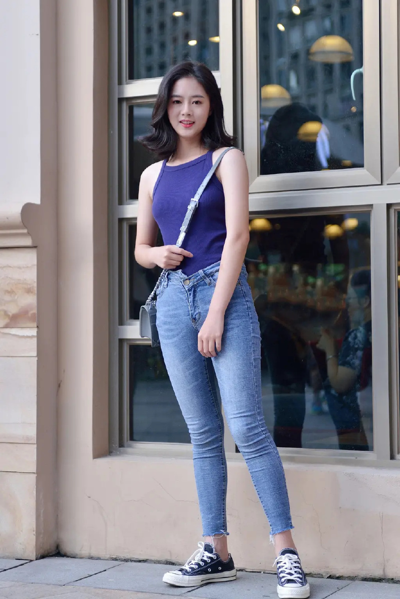 牛仔女孩彰显清纯靓丽