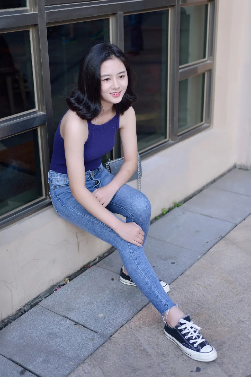 牛仔女孩彰显清纯靓丽