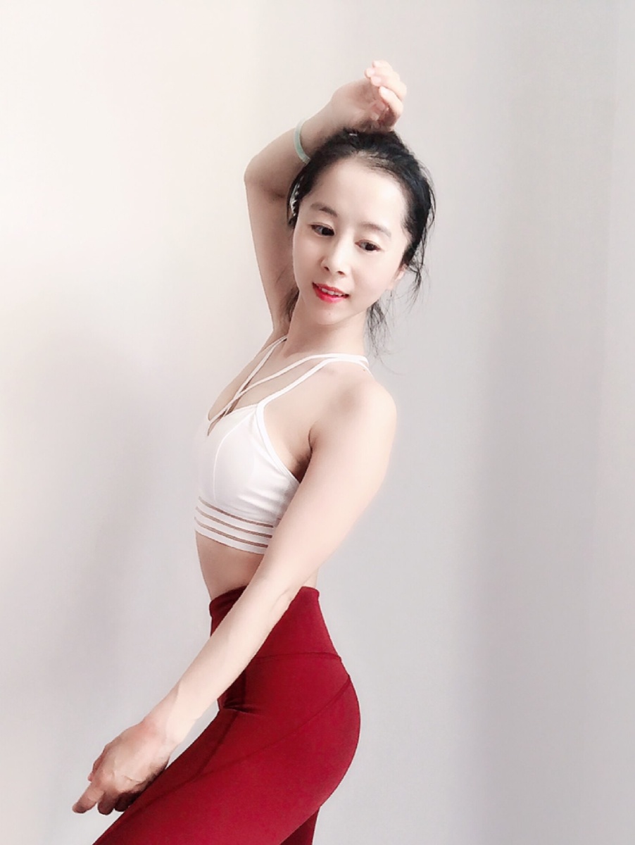 健身练出小蛮腰马甲线,窈窕别致女神