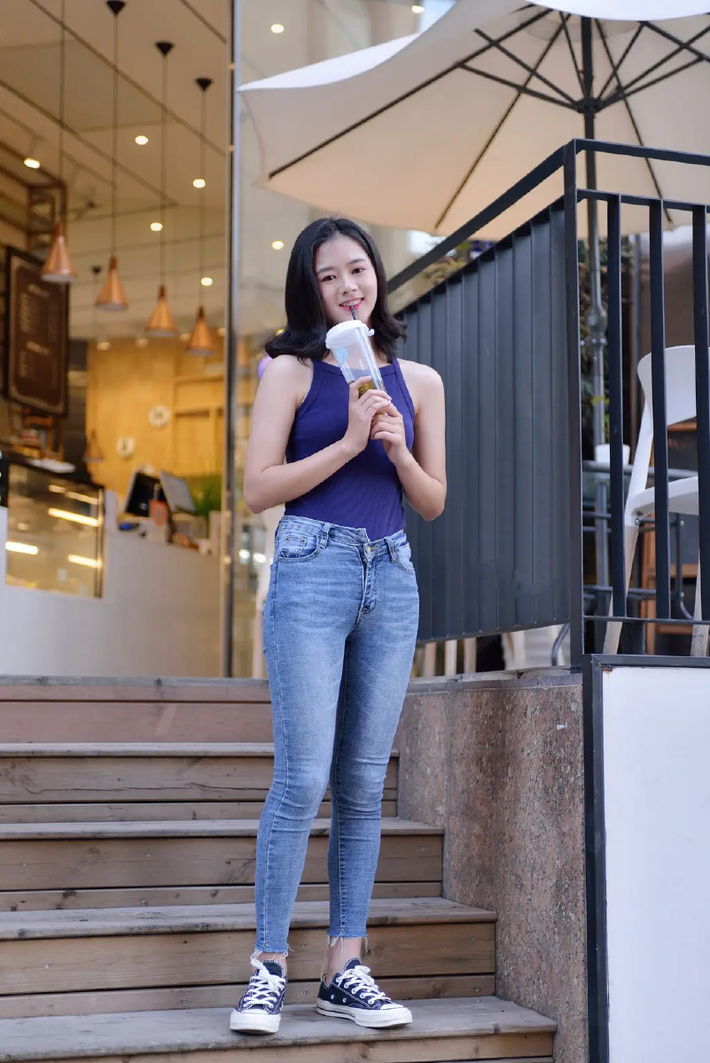 牛仔女孩彰显清纯靓丽