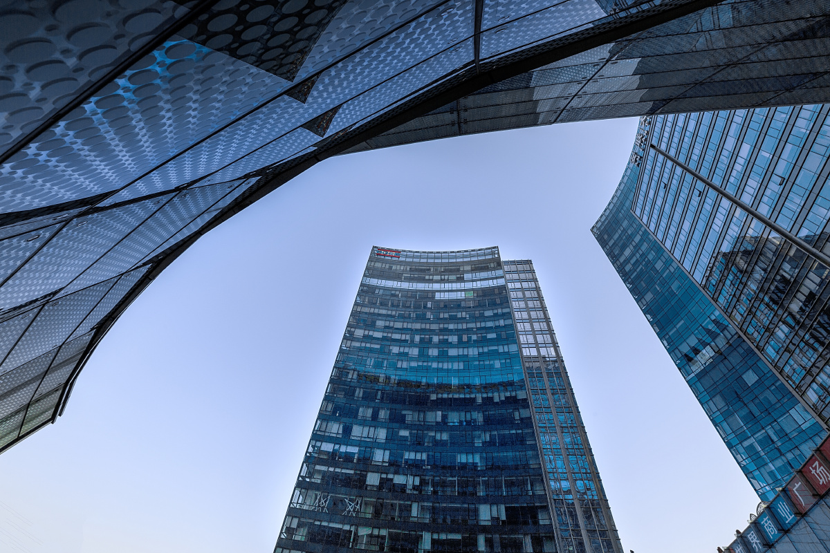 没有高角度机位,就试试低角度仰拍