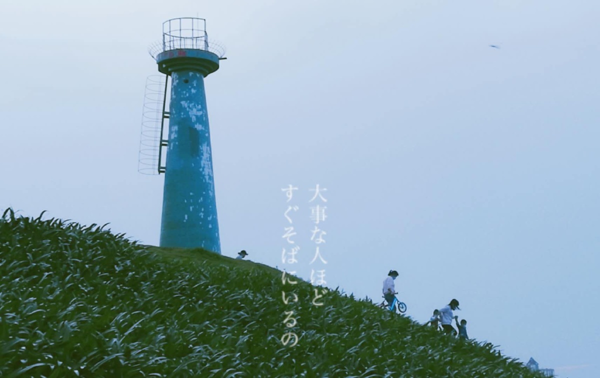 南宁市的亭子码头边有一家人走下来的情景很像日剧的截图呢