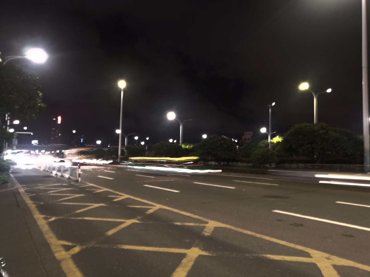 马路上的流光溢彩