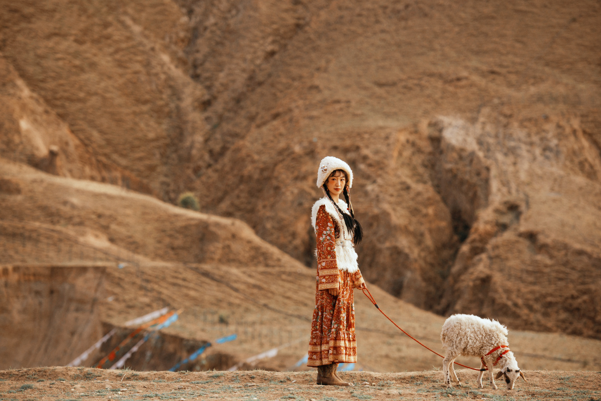 放羊的女孩漫步于藏区的村落之间观赏雪域高原上的绝美风光感受藏族