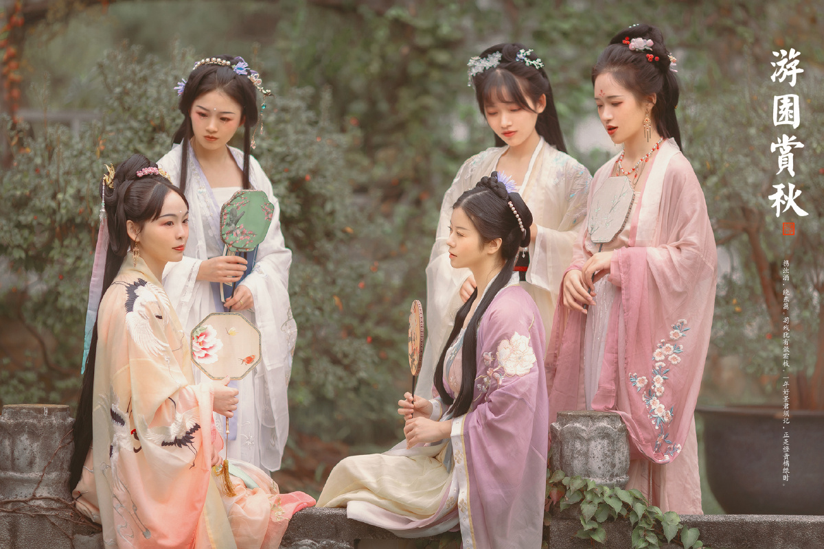 古风群像游园赏秋凉风起秋意浓浓