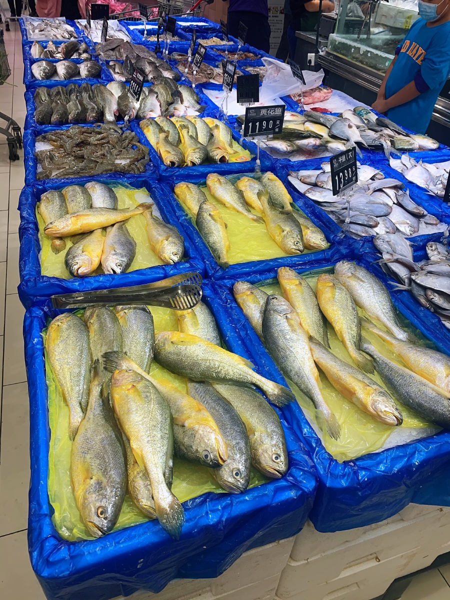 周末逛永辉发现超市单独开辟小区域用来卖海水鱼完美