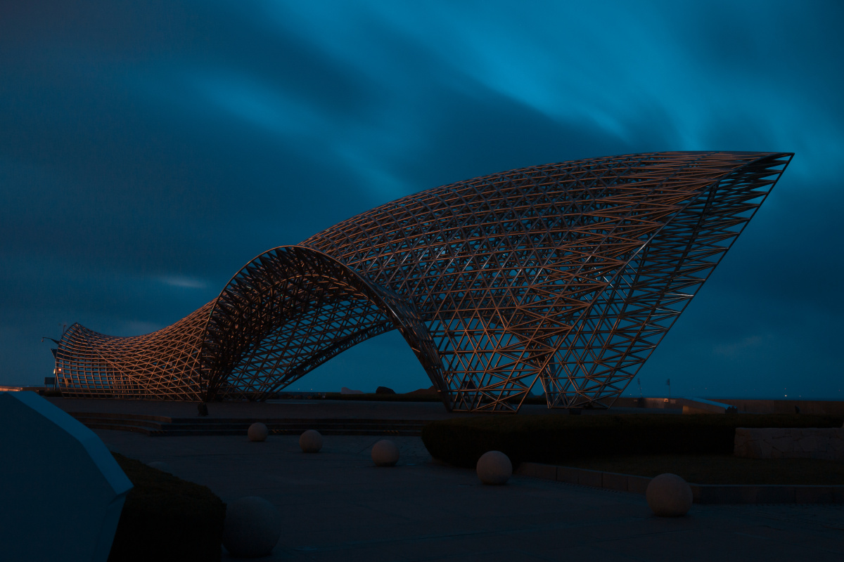 这里是南汇嘴,鲸鱼建筑就如乘风破浪一般