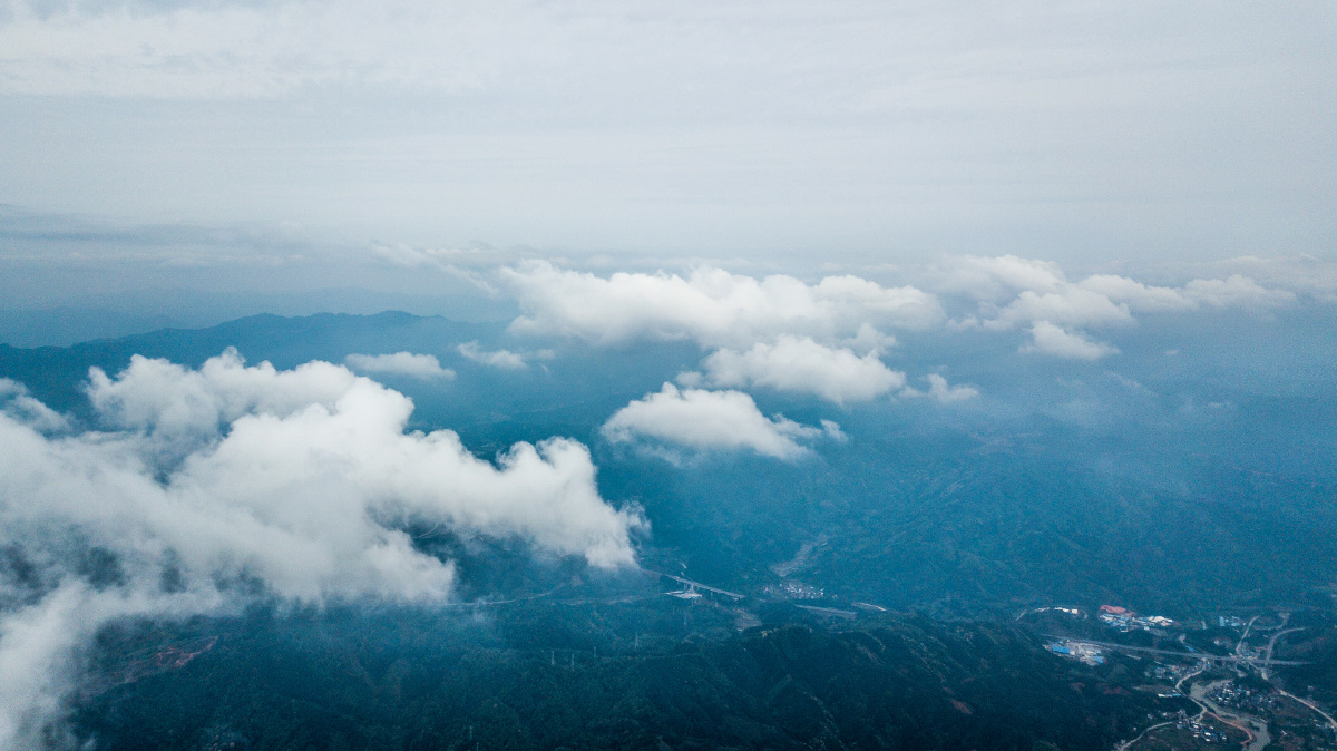 大疆无人机穿云航拍