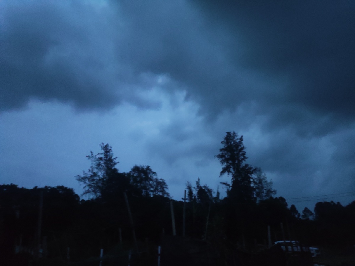 这是农村的夜晚七八点的天