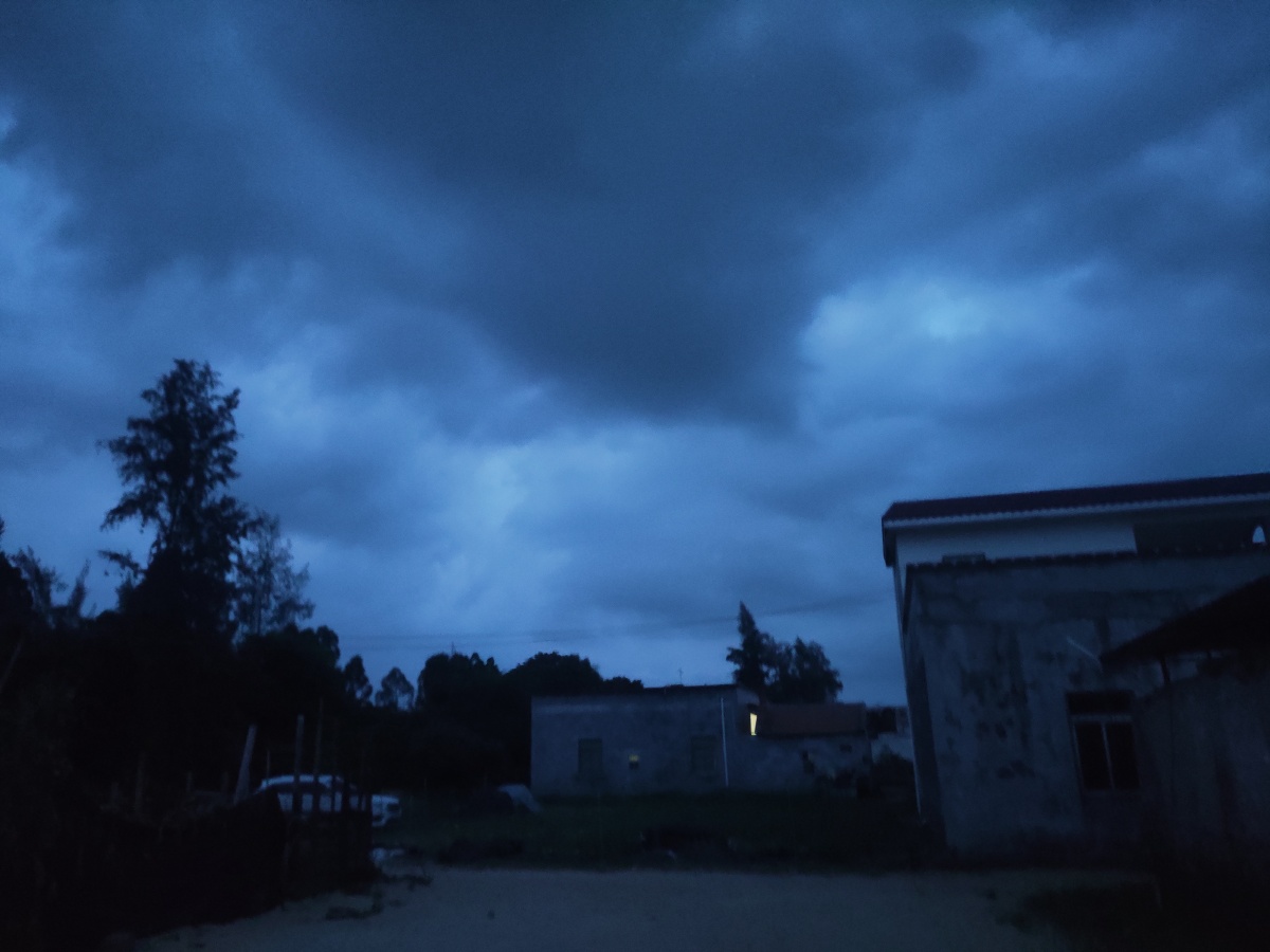 这是农村的夜晚七八点的天