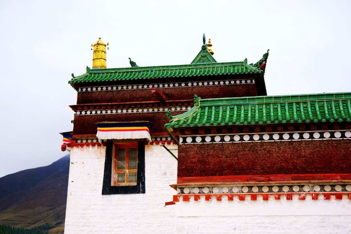 甘南藏族自治州藏传佛教的寺庙色彩鲜艳夺目