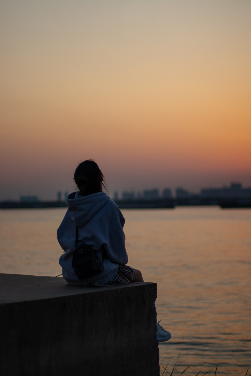 江边少女