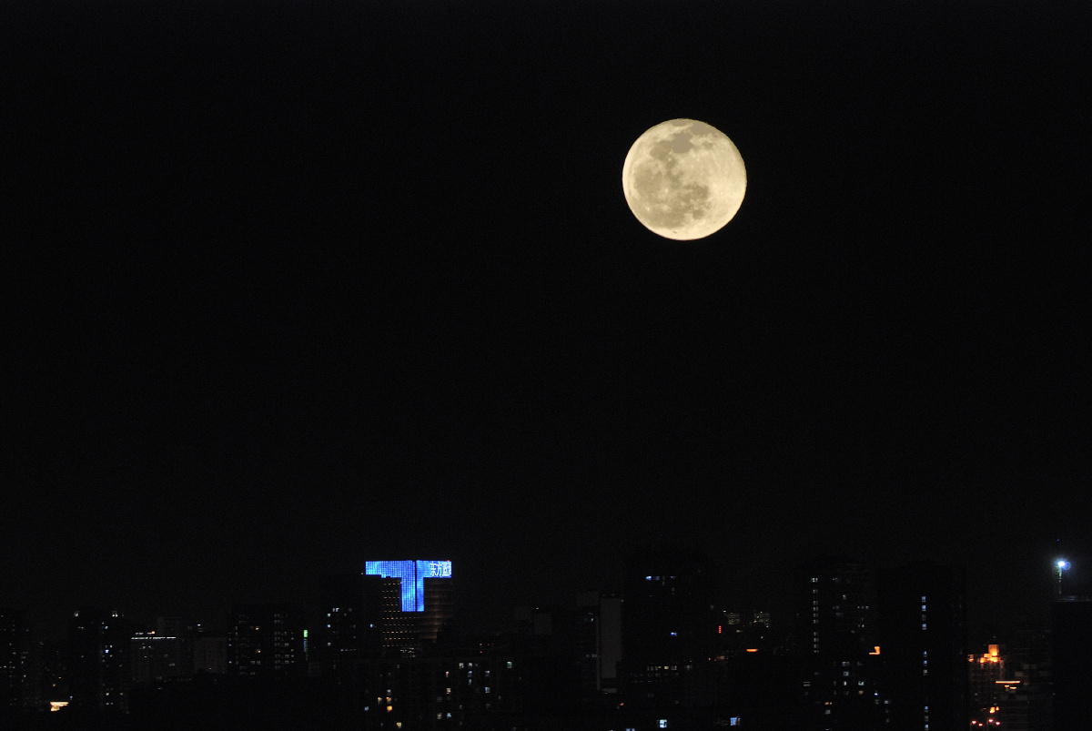 2020年最后一天的太阳已经从西边落下月亮亦已经从东方的天空升起再见