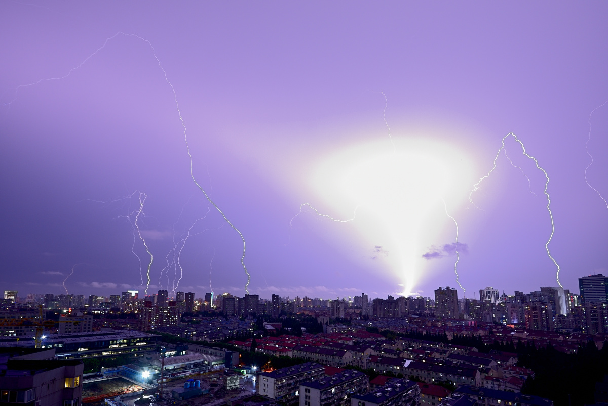 闪电引起的冲天强烈光团浦东方向摄于上海2020年8月10日晚