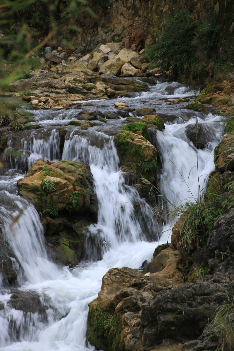 《泉水叮咚》冲开山中的云雾,寻找前进的道路,不断的行走,依靠在石头