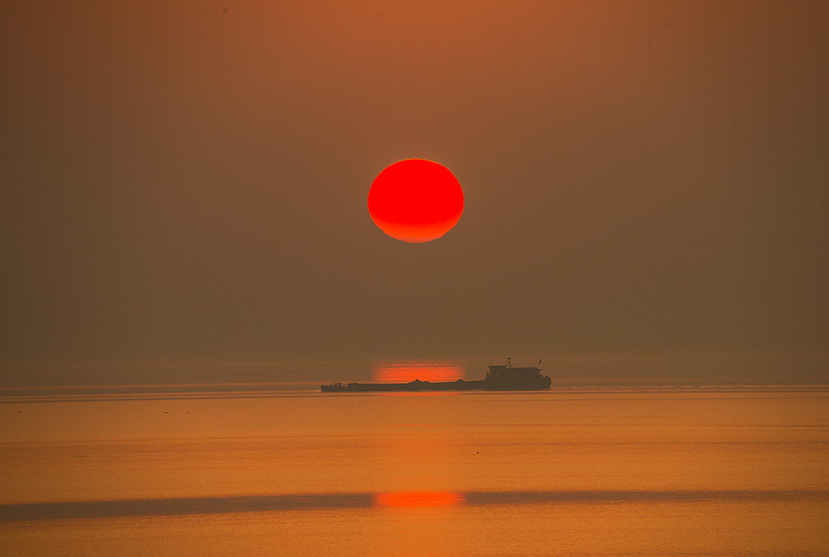 夕阳映照万顷波