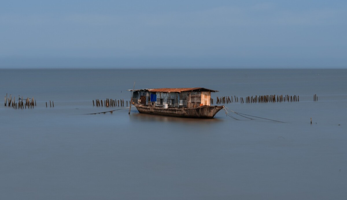 在水一舟 海鸥岛上的渔船
