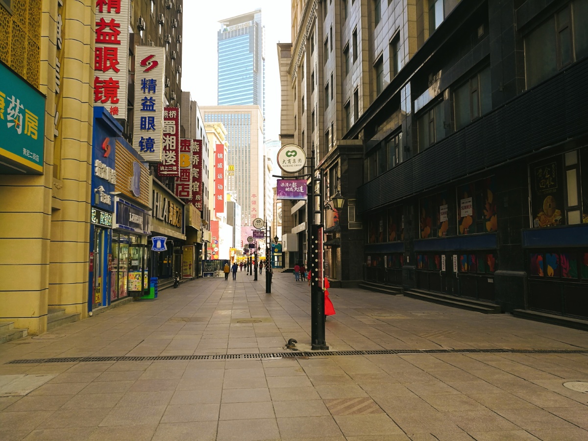 大连青泥洼桥好多年没有来过了还是老样子大连的发展还是太慢了