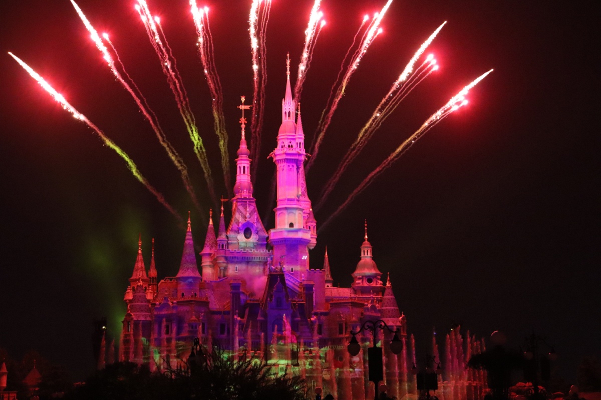 瞬间不小心就变成了阴险恐怖的城堡绽放的烟花也不小心拍成了火灾现场