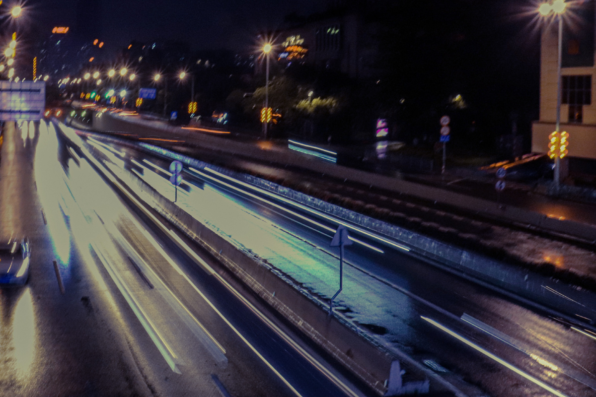 雨天笼罩着这座城市街道散发着思家的味道