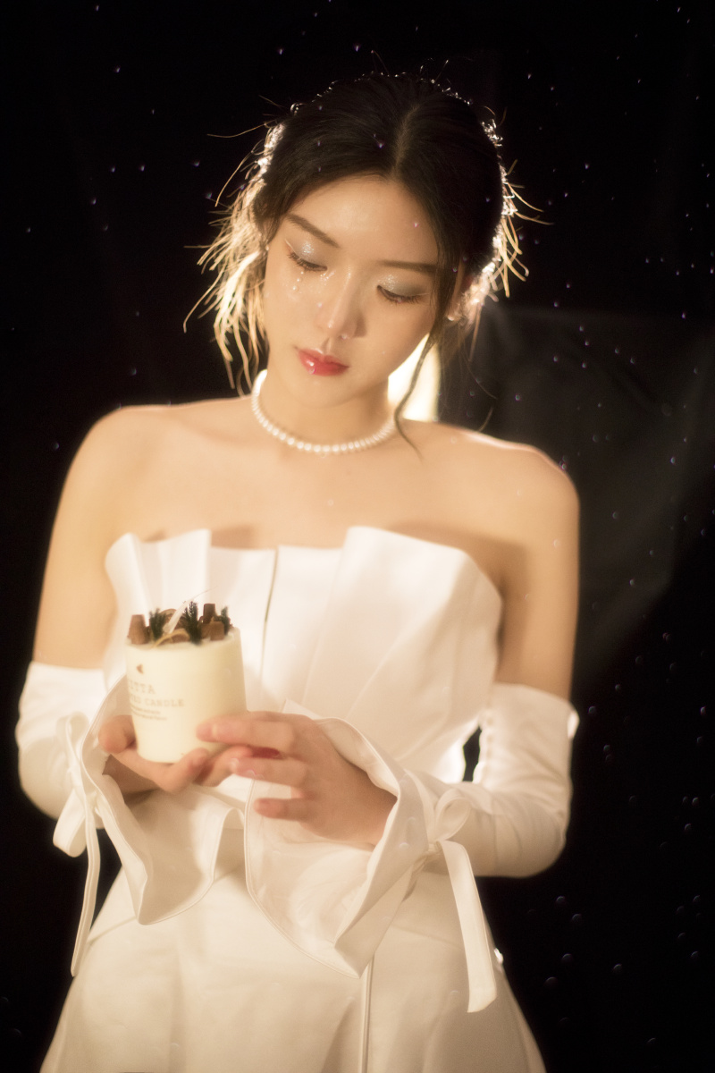 神明少女机位的仙女写真后期用了柔光镜的效果添加了飞尘