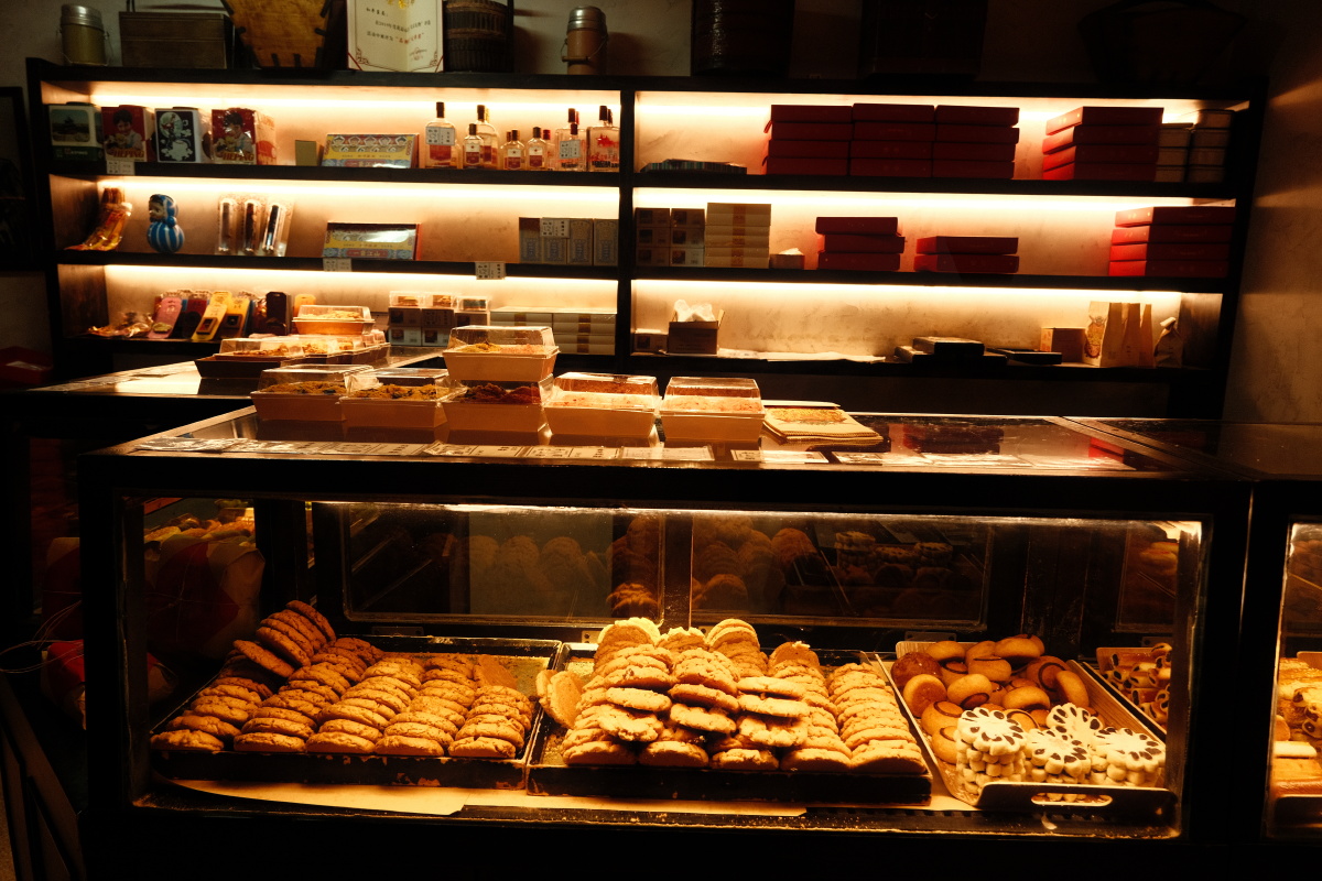 老副食店的糕点柜台